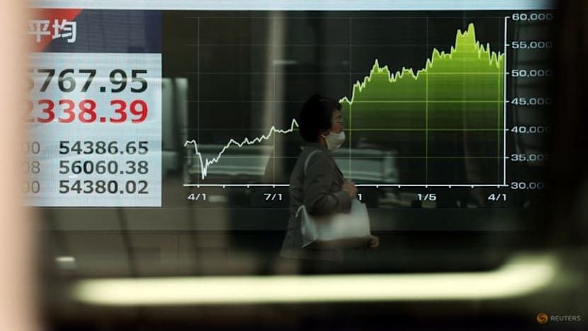 عقب‌نشینی بازارهای آسیایی از رکوردهای تاریخی و رشد قیمت نفت