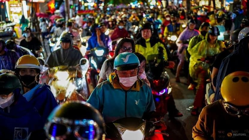 بازنگری در طرح ممنوعیت موتورسیکلت‌های بنزینی در هانوی همزمان با سفر نخست‌وزیر ژاپن