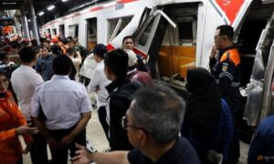 در پی برخورد قطار در نزدیکی پایتخت اندونزی، جاکارتا، شمار قربانیان این حادثه به ۱۴ کشته و ۸۴ زخمی افزایش یافته است. این سانحه اواخر روز دوشنبه در منطقه بکاسی در حومه جاکارتا رخ داد.